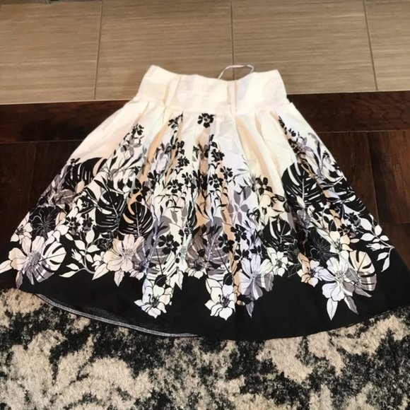Coco & Tashi classic floral skirt size Medium - Picture 3 of 8